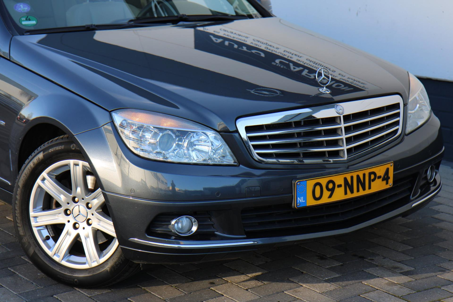 41642948-64.jpg