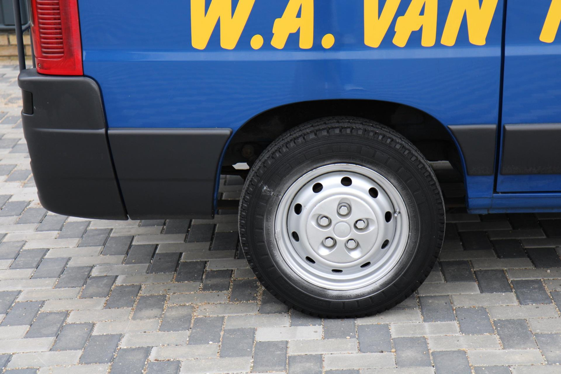 42974676-30.jpg
