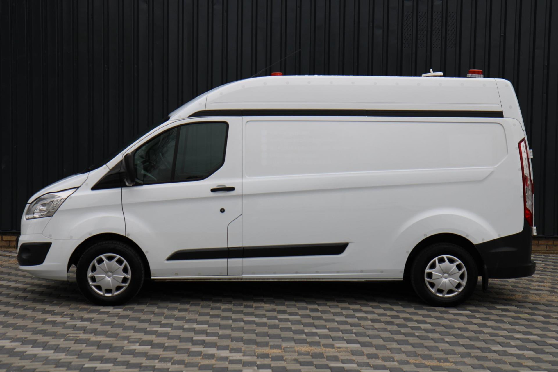 43140860-3.jpg