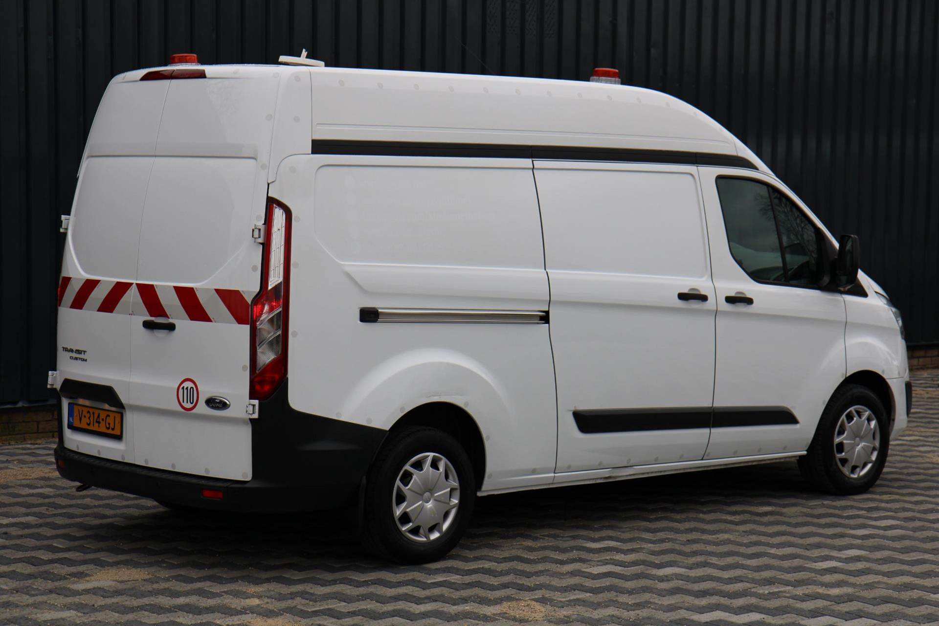 43140860-4.jpg