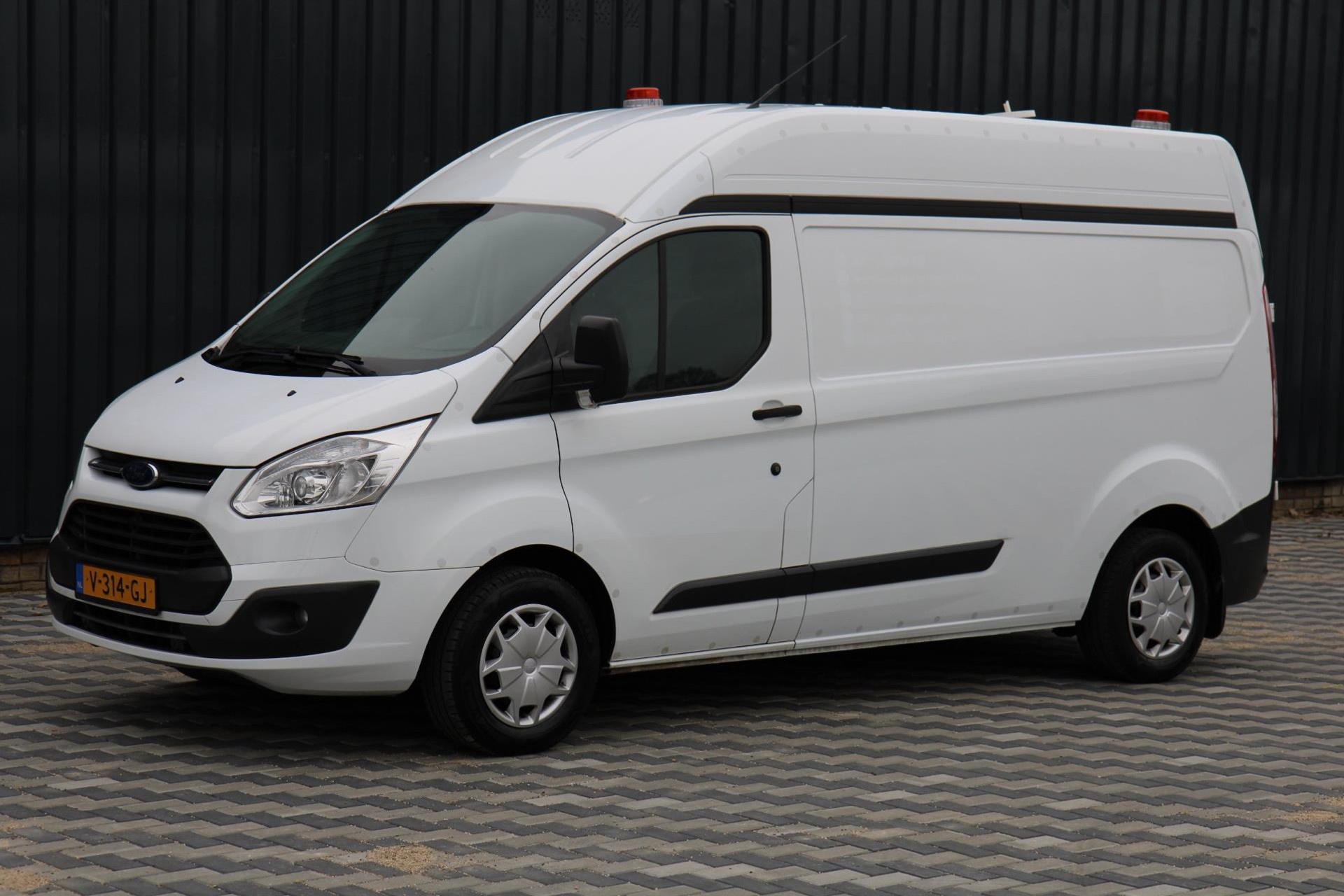 43140860-5.jpg