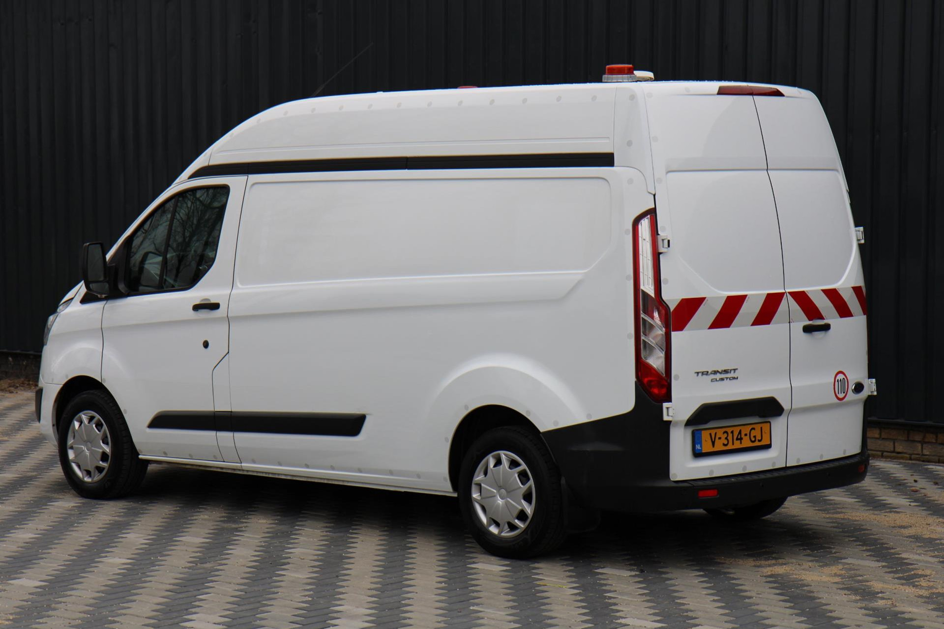 43140860-6.jpg