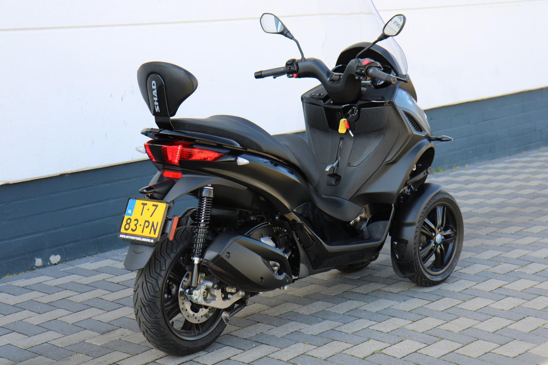 44261077-2.jpg