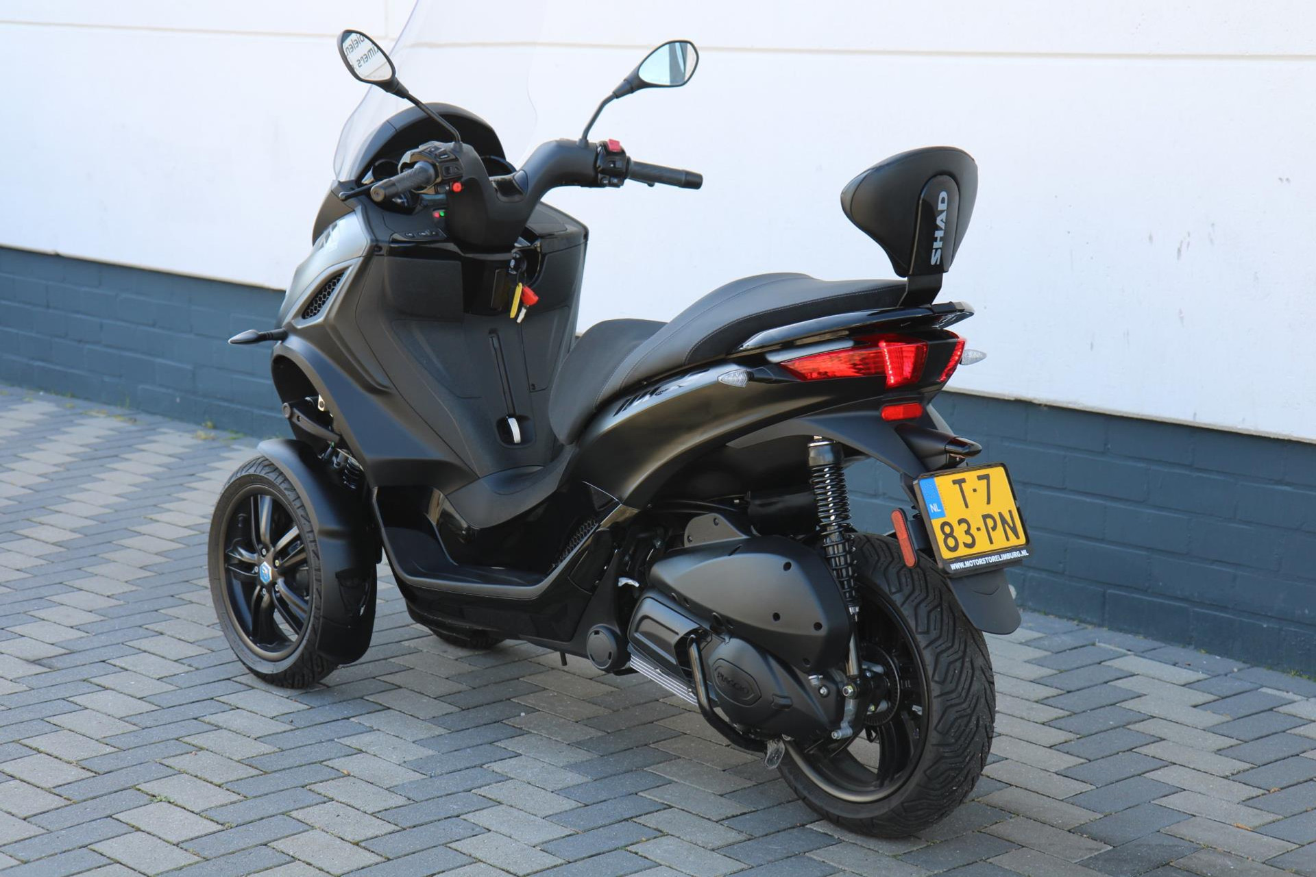 44261077-6.jpg