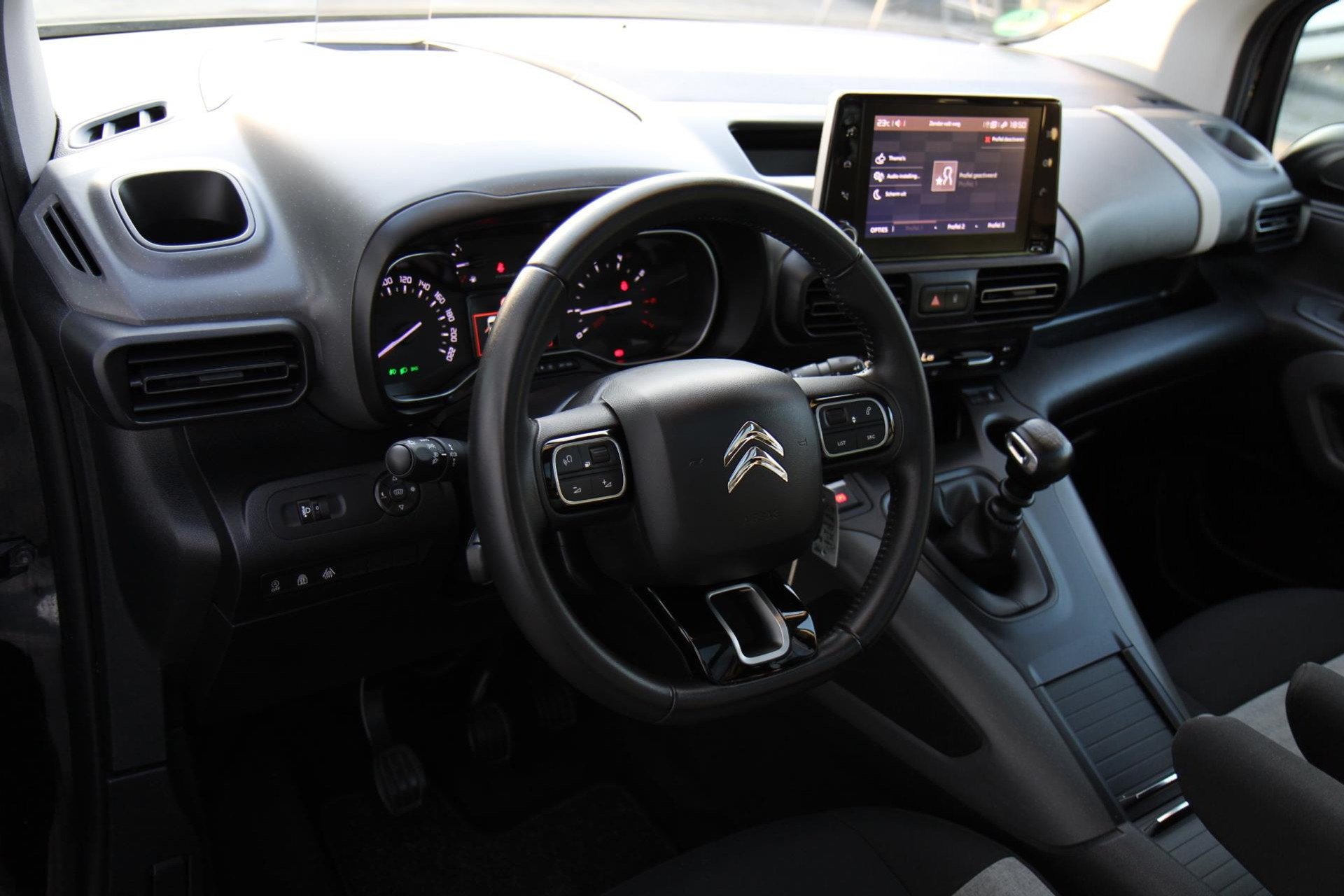 44634914-15.jpg