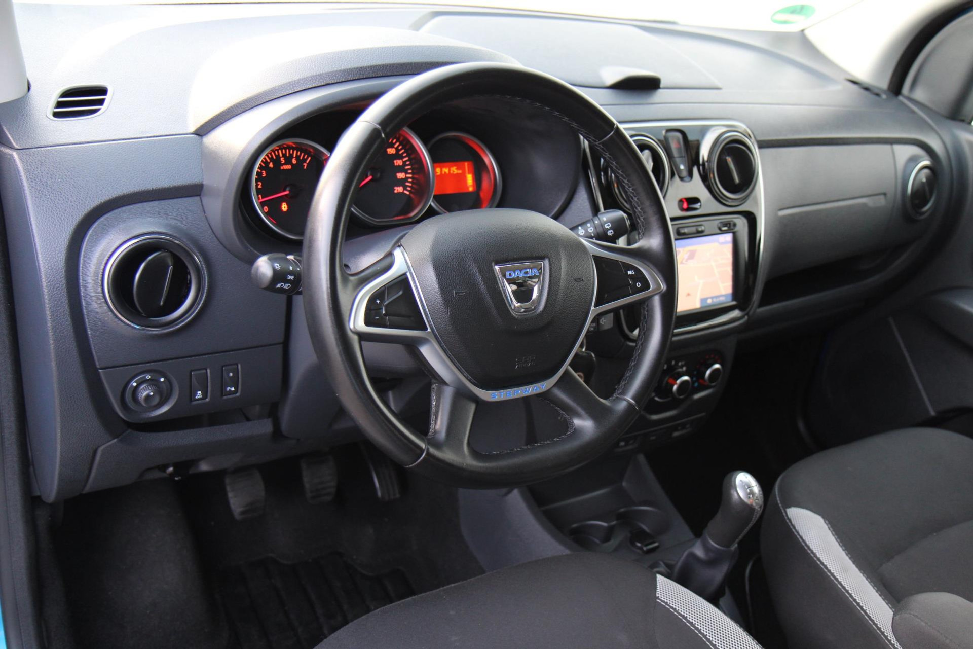 47017057-13.jpg