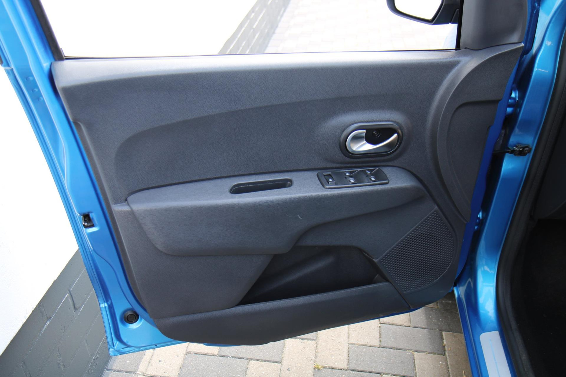 47017057-64.jpg