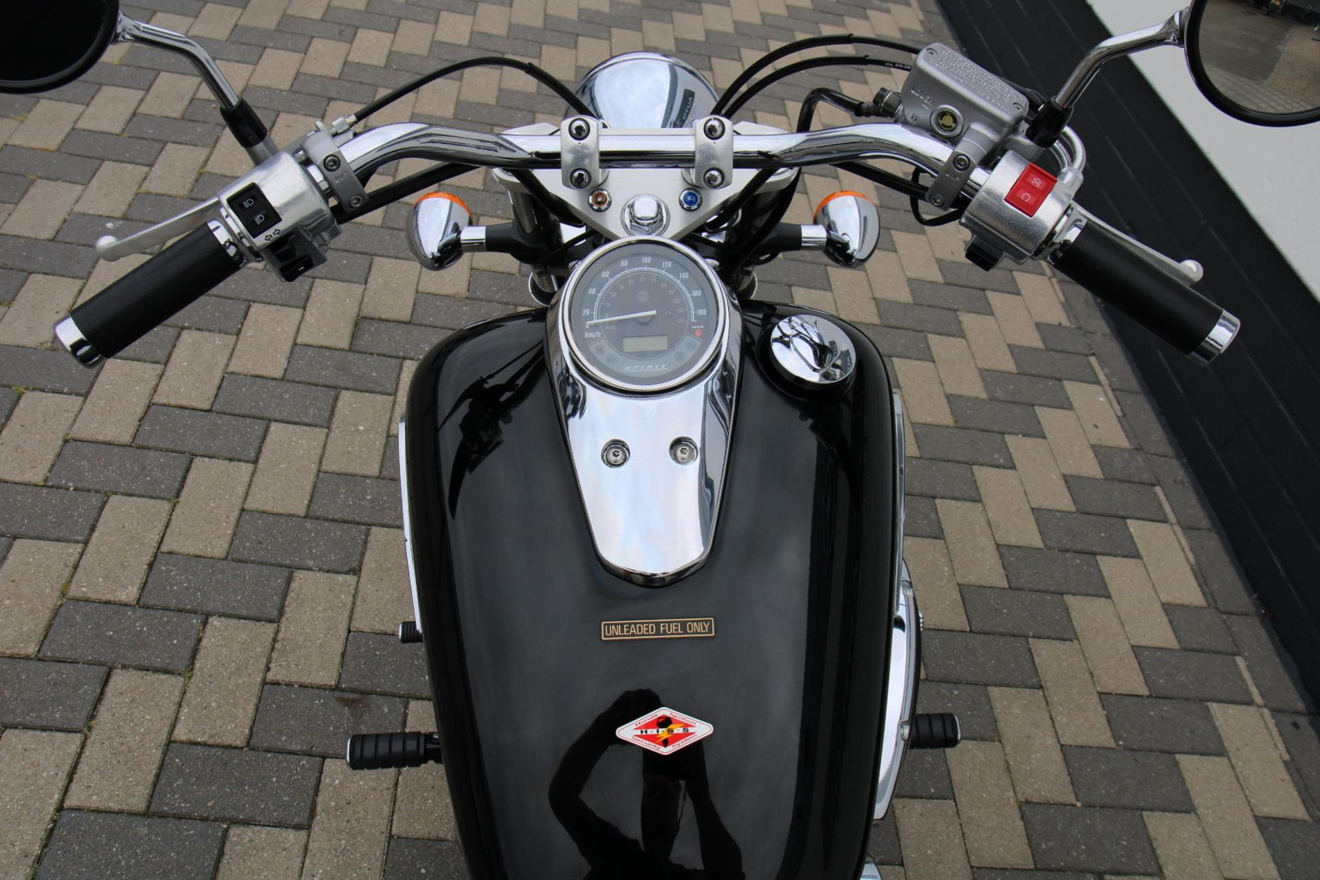 47043067-8.jpg
