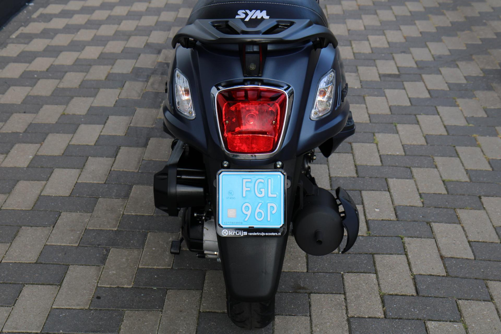 47043195-21.jpg