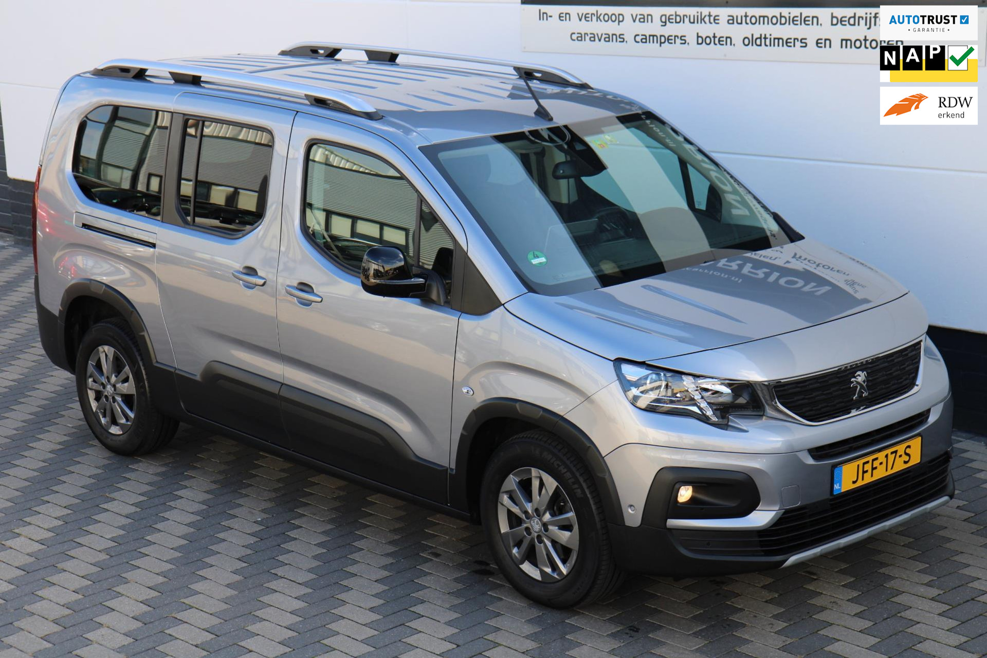 48616855-77.jpg