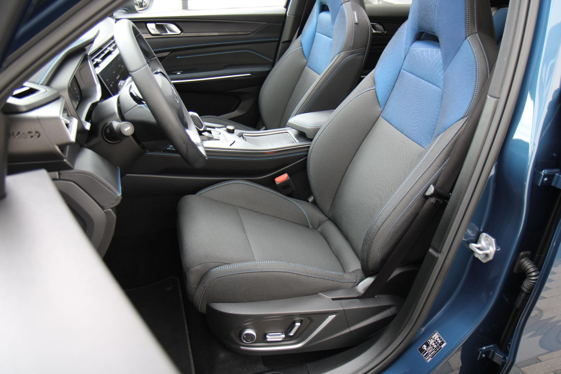 47589412-8.jpg