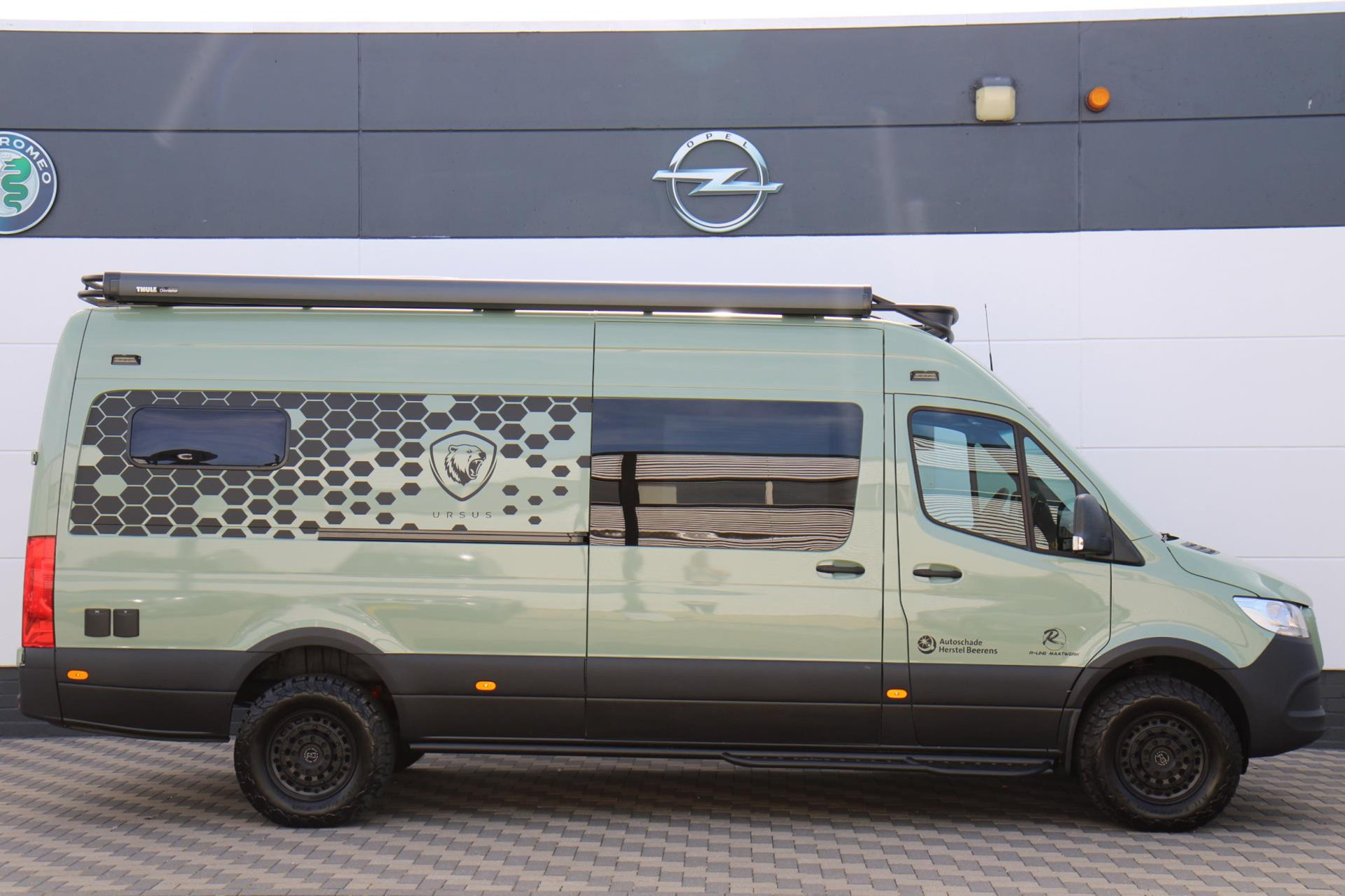 47781802-3.jpg