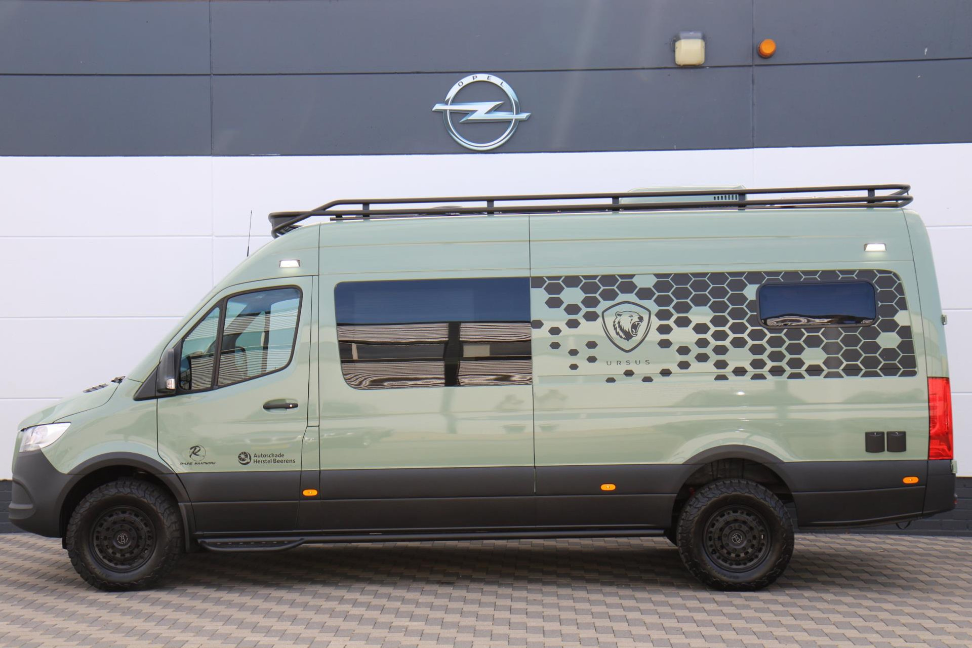 47781802-4.jpg