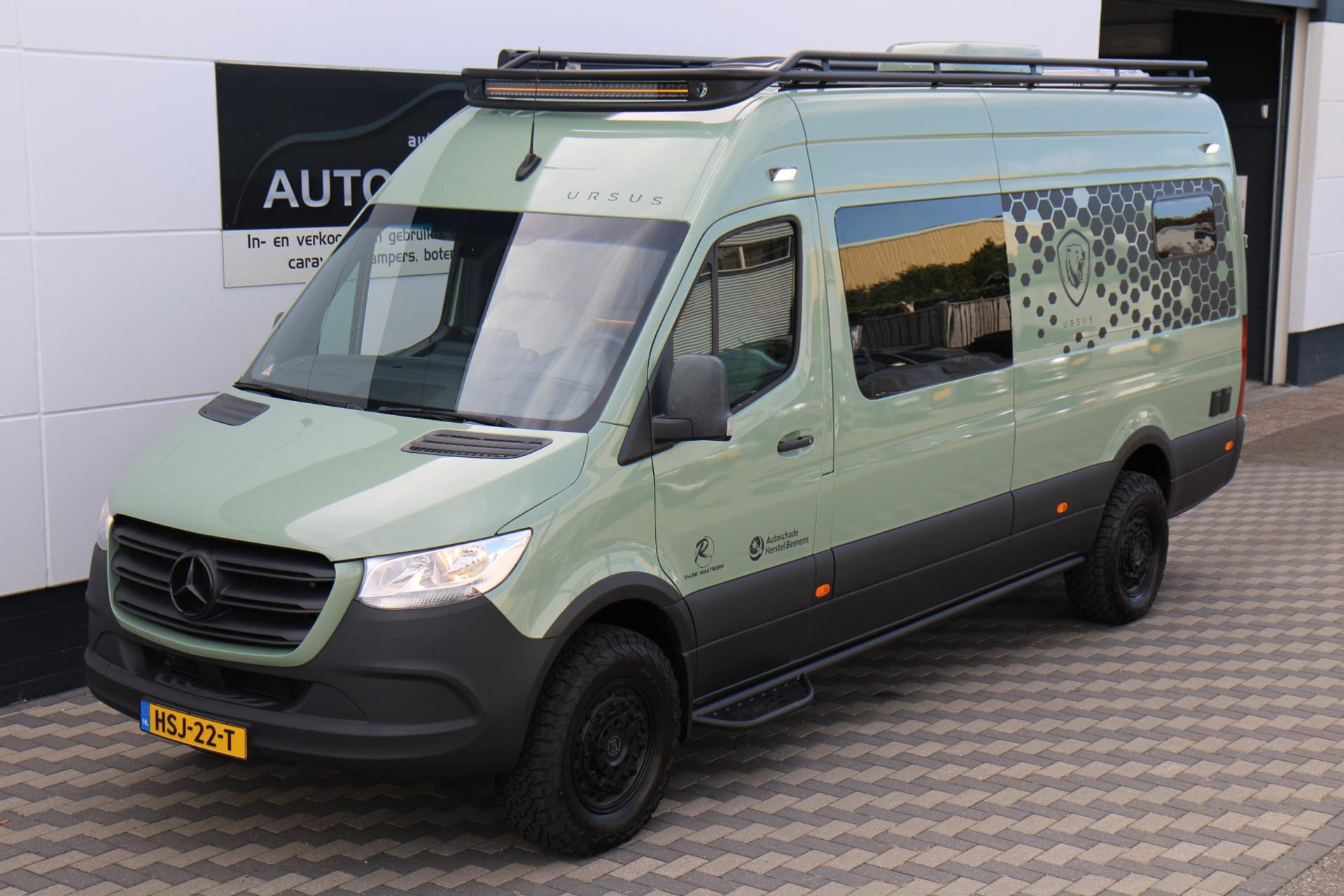 47781802-6.jpg