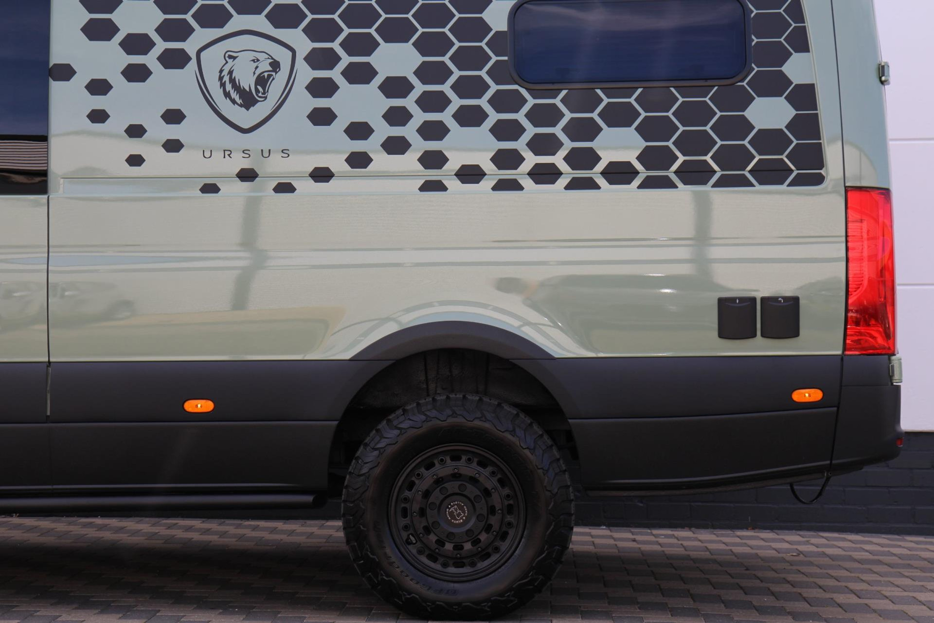 47781802-79.jpg