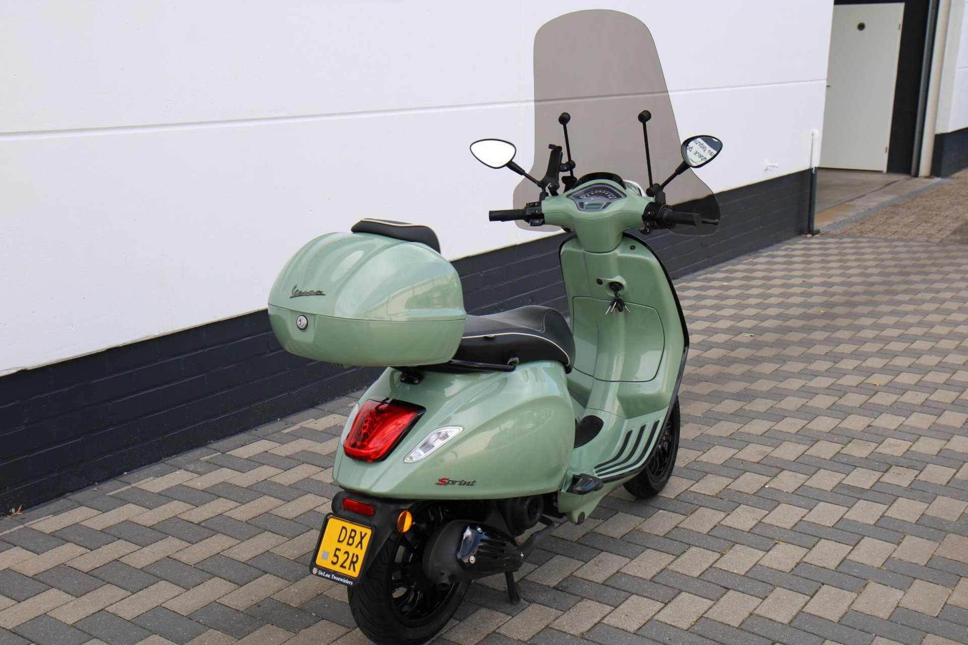 47781802-86.jpg