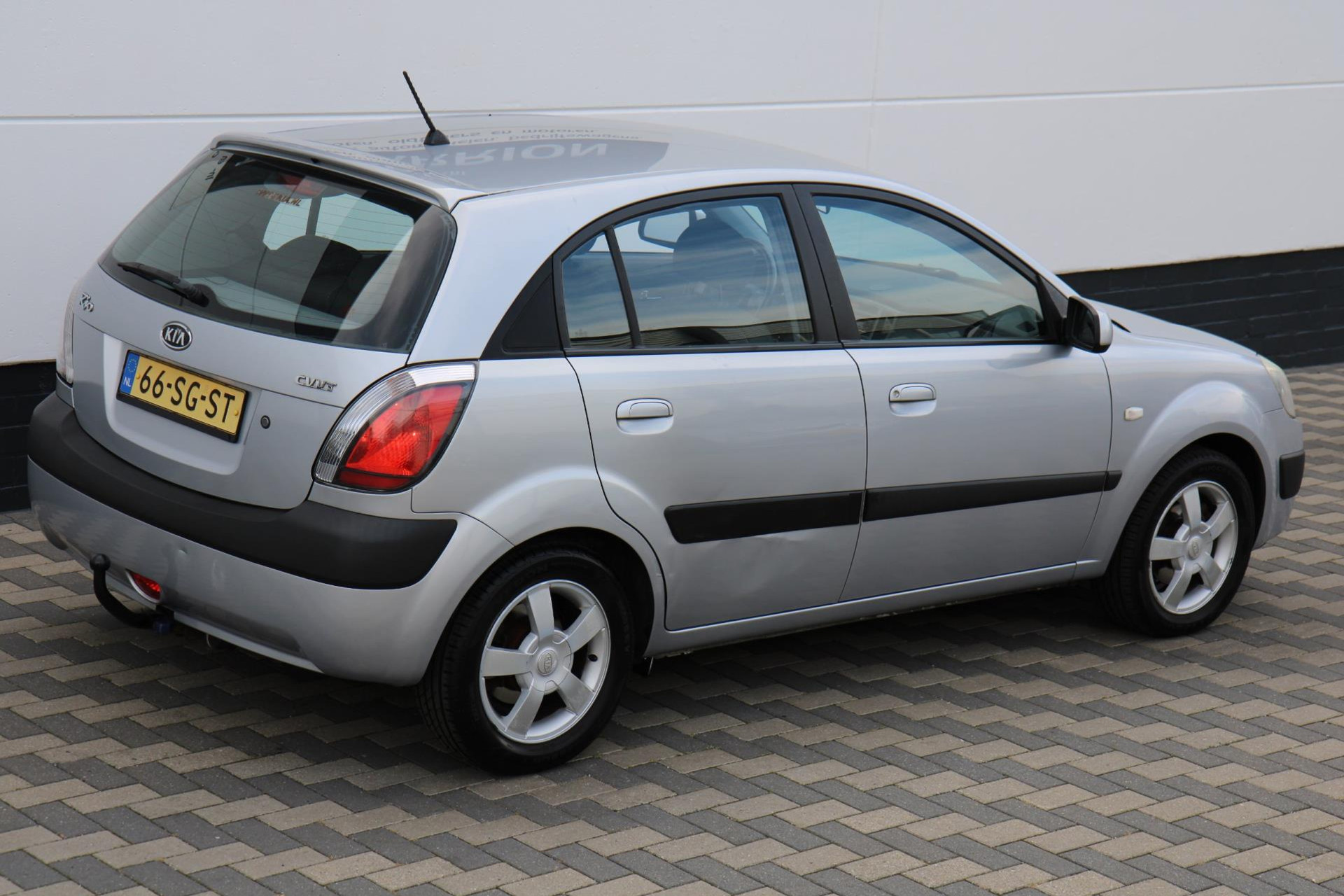 47920585-3.jpg