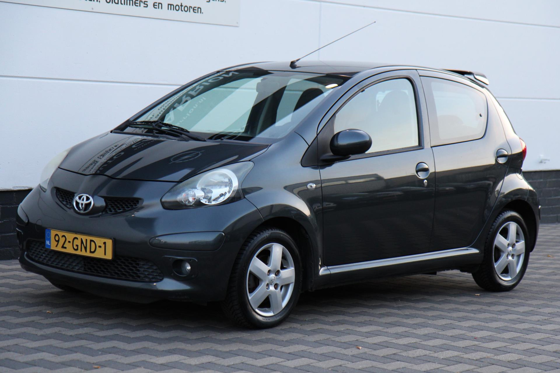 47950781-5.jpg