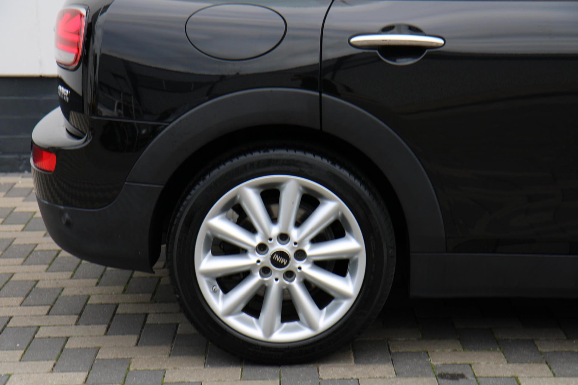 48236163-65.jpg