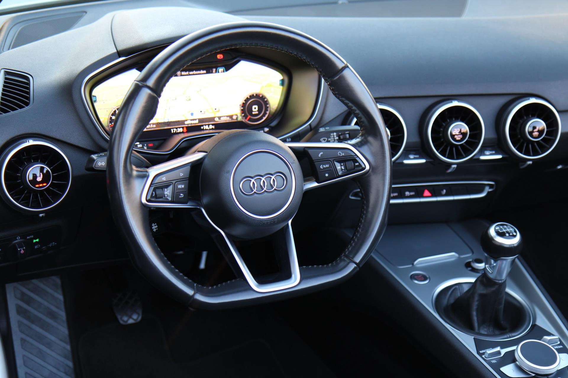 48616855-16.jpg